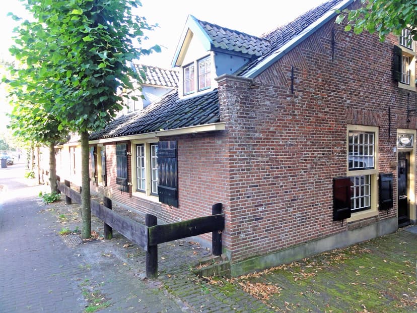 Oude huisjes met luiken aan de Kerkstraat in Eemnes-Buiten