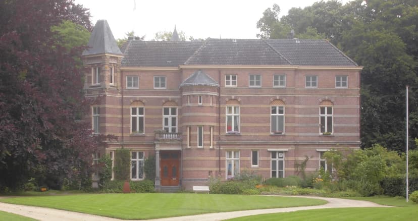 Kasteel Stoutenburg met gazon op het landgoed bij Stoutenburg