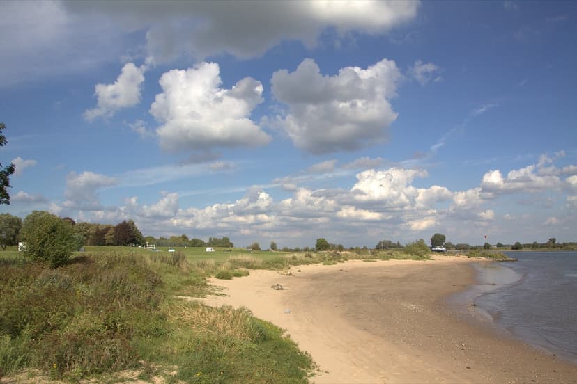 Het strandje van recreatiegebied Salmsteke aan de Lek bij Jaarsveld