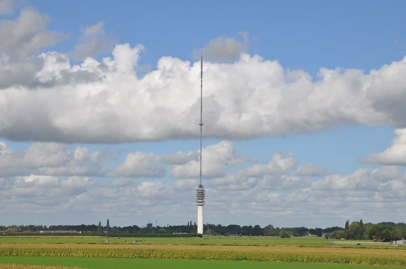 De Gerbrandytoren, de zendmast van Lopik, hoog boven de weilanden