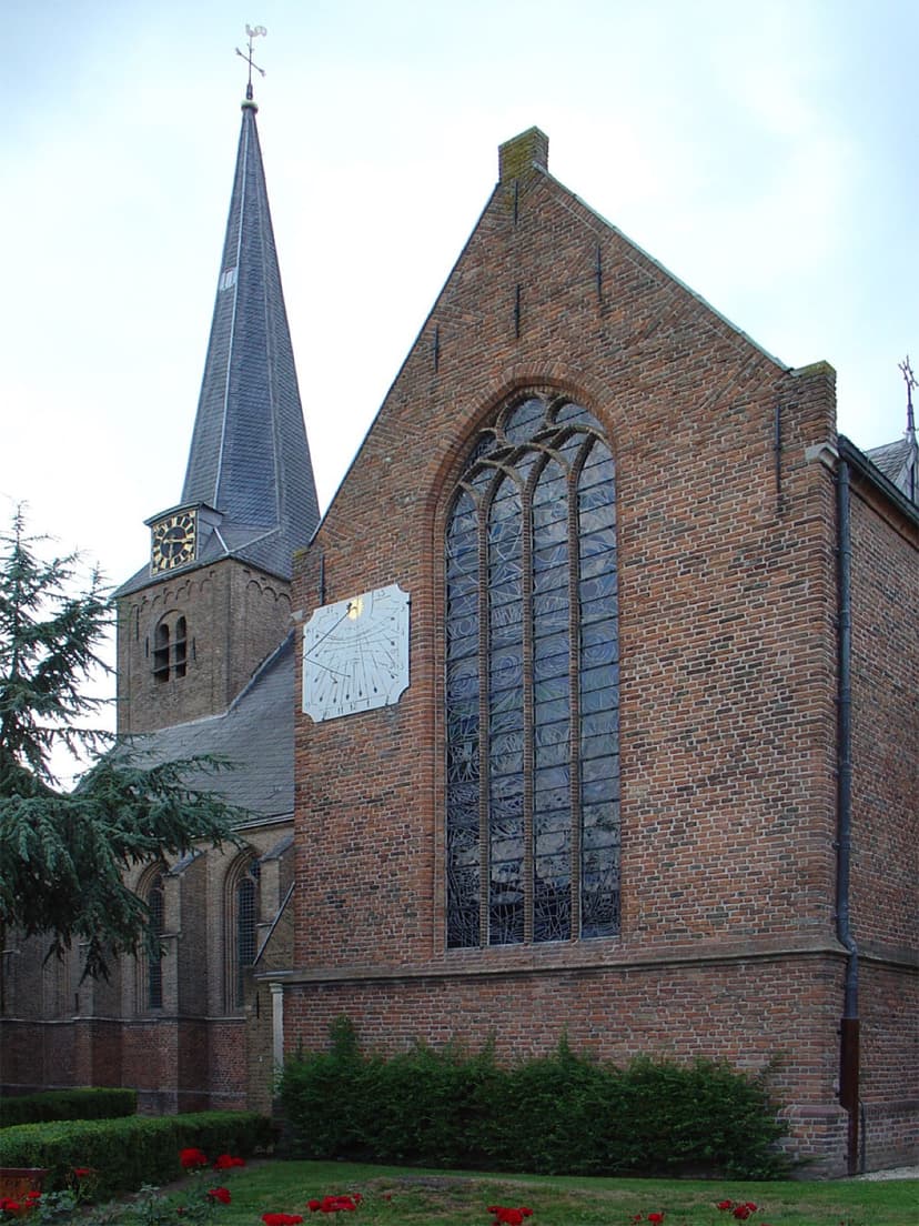 De Nicolaaskerk in Benschop met de zonnewijzer op de gevel