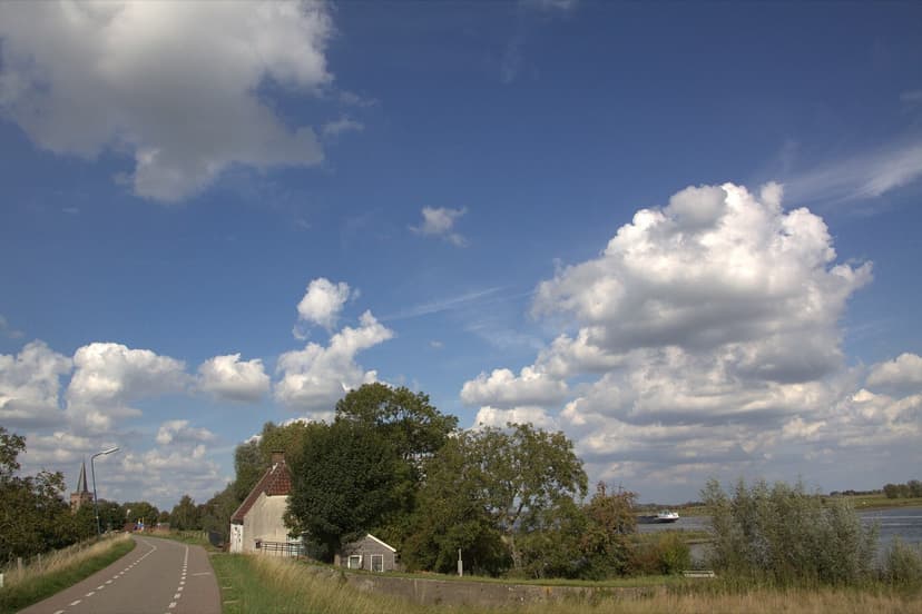 De Lekdijk bij Jaarsveld, met de kerktoren en de rivier
