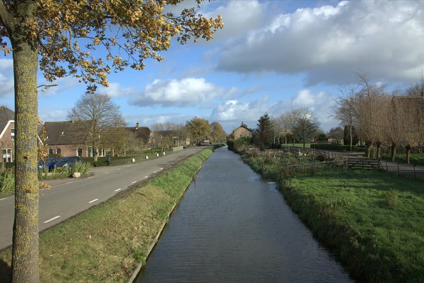 De Lopikerwetering in het dorp Lopik, gezien vanaf de Scheppebrug
