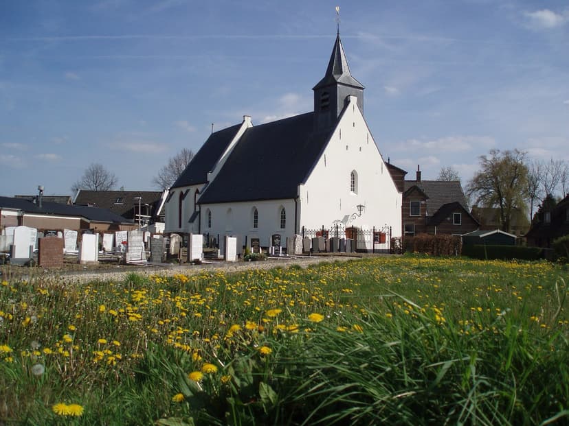 Het witte kerkje van Lopikerkapel in het voorjaar