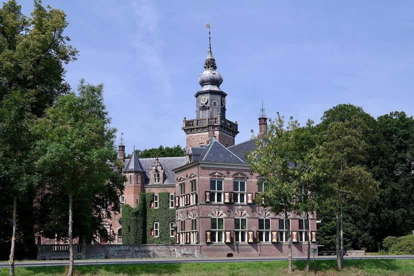 Kasteel Nijenrode in Breukelen met zijn torenspits, gezien vanaf het Zandpad