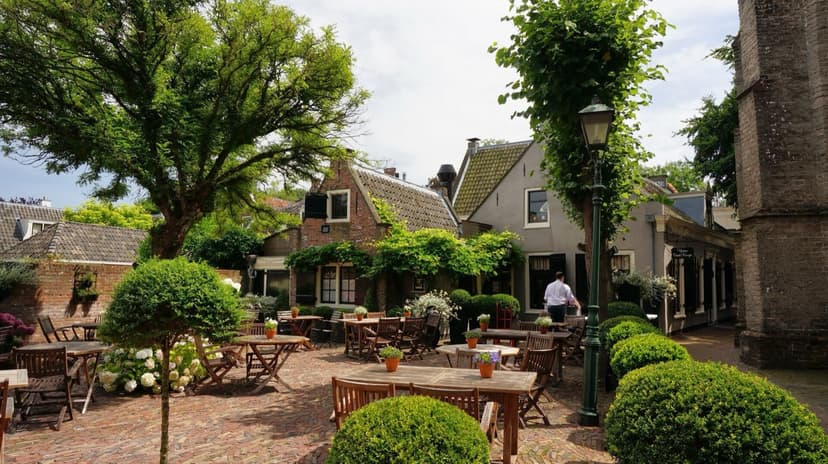 Terras onder de bomen bij de oude kerk in Loenen aan de Vecht