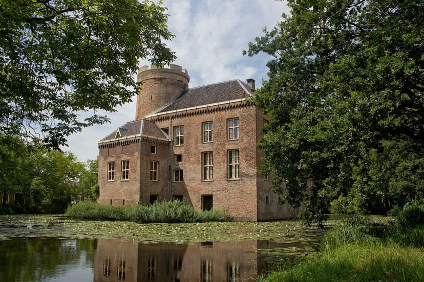 Kasteel Loenersloot met zijn ronde toren aan de slotgracht