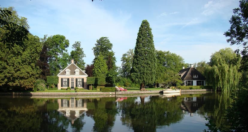 Buitenhuizen aan de Vecht in Nieuwersluis, weerspiegeld in het water