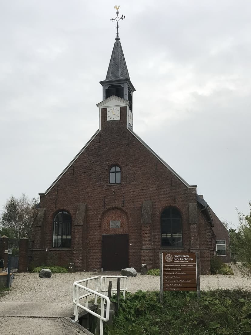 Het kerkje van Tienhoven met klokkentoren