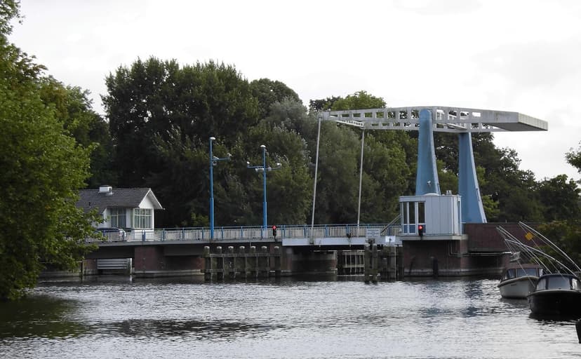 De blauwe ophaalbrug over de Vecht bij Vreeland