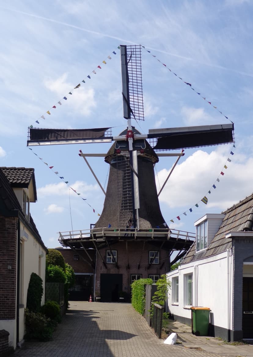 Korenmolen De Vriendschap in Veenendaal, versierd met vlaggetjes