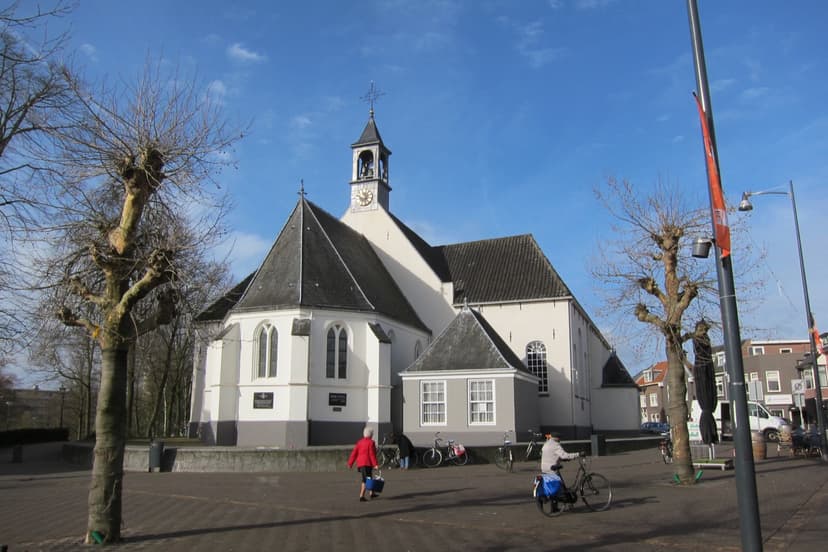 De witte Oude Kerk aan de Markt in het centrum van Veenendaal, in de voorjaarszon