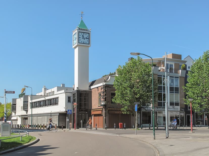 Klokkentoren en winkels aan de Hoofdstraat in het centrum van Veenendaal