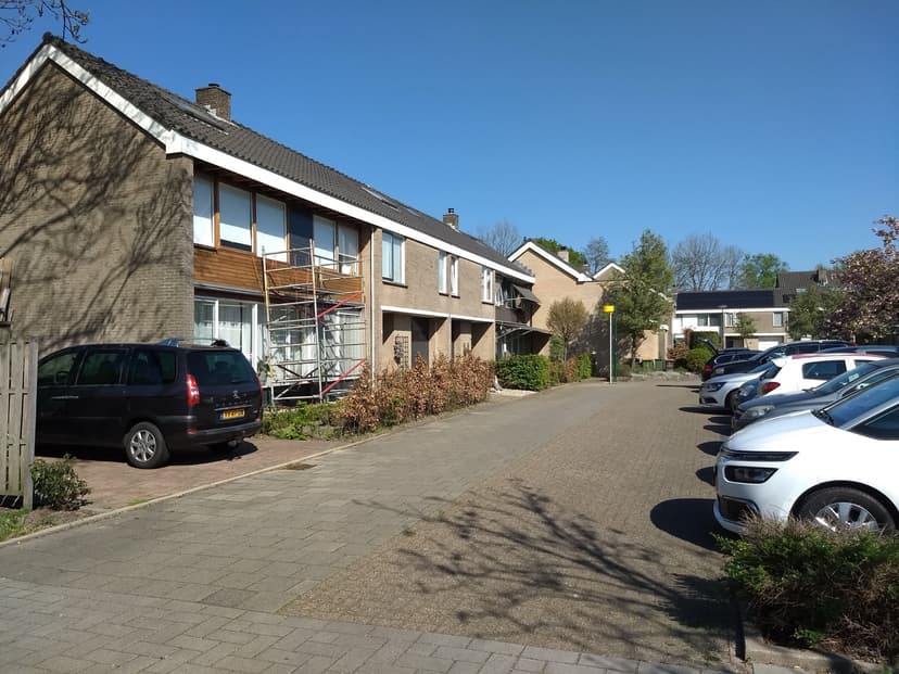 Rijtjeshuizen in een rustige straat in Veenendaal-Oost
