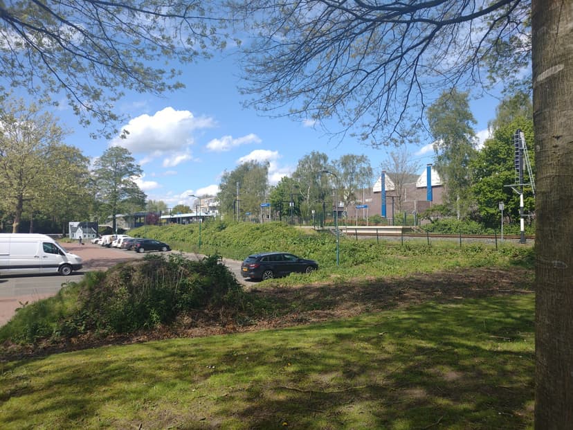 Station Veenendaal West tussen het groen