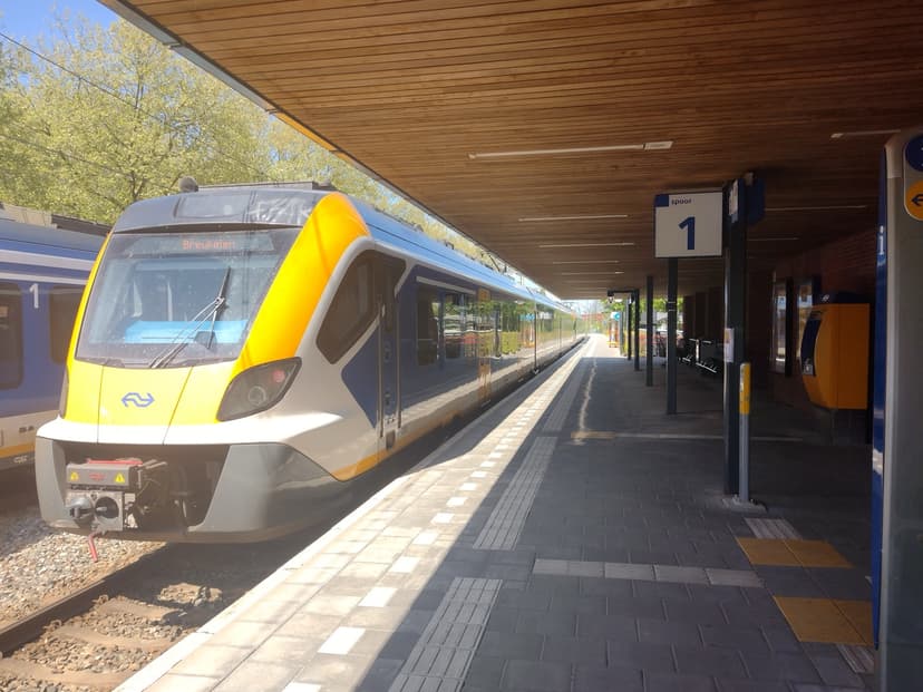 Sprinter langs het perron van station Veenendaal Centrum