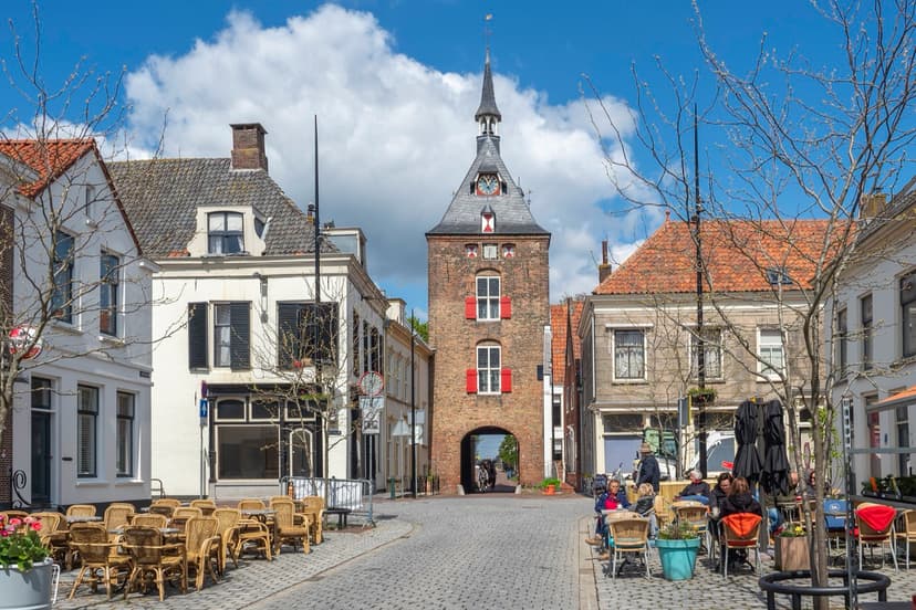 De Lekpoort aan het eind van de Voorstraat in Vianen, met terrasjes ervoor