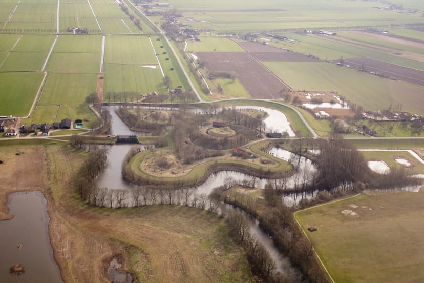 Fort Everdingen van boven, met de gracht eromheen en de polder erachter