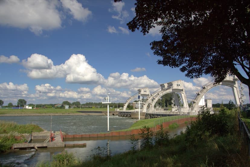 De stuw in de Lek bij Hagestein, met de grote bogen boven het water