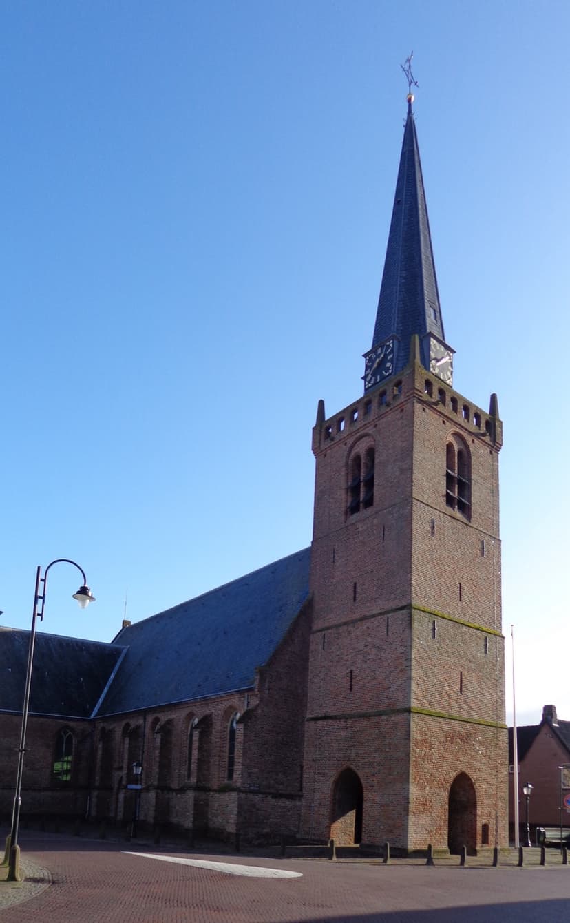 De Hervormde kerk met spitse toren in het centrum van Lexmond