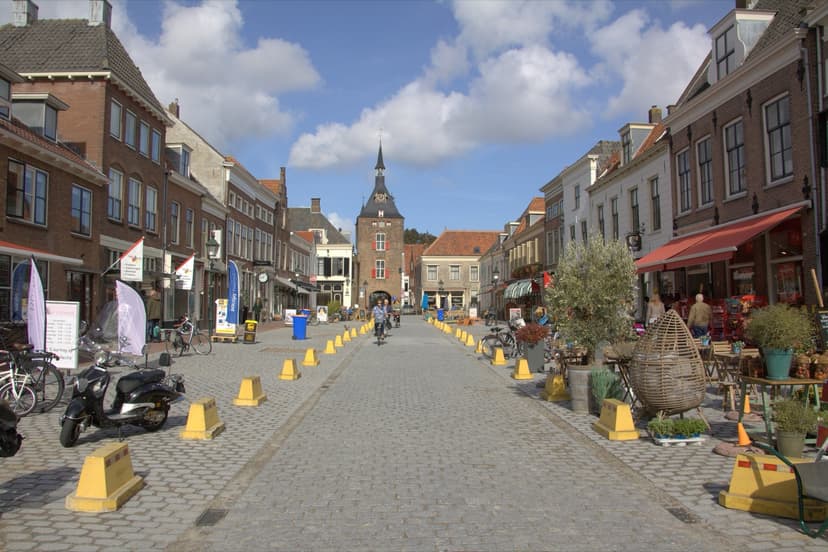 De Voorstraat in Vianen met winkels en de Lekpoort aan het eind
