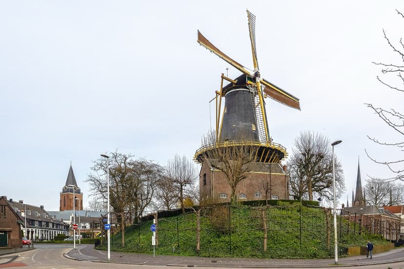 Molen De Windhond op de oude stadswal van Woerden