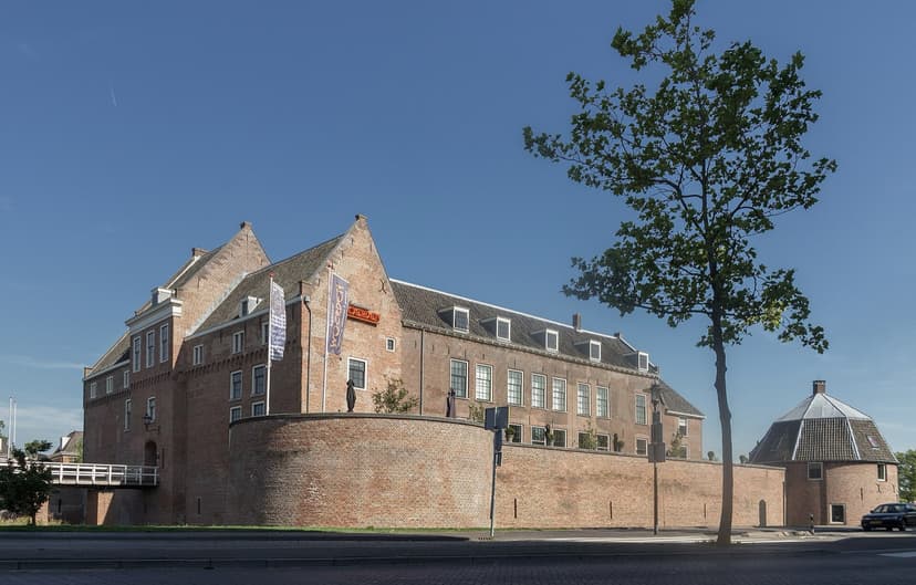 Kasteel Woerden met zijn ronde bastion en bakstenen muren in de zon