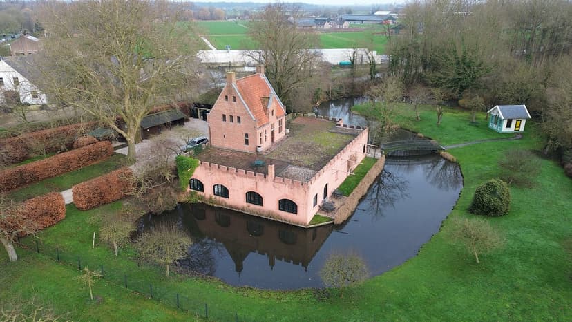 Kasteel Huis Harmelen met slotgracht, van bovenaf gezien