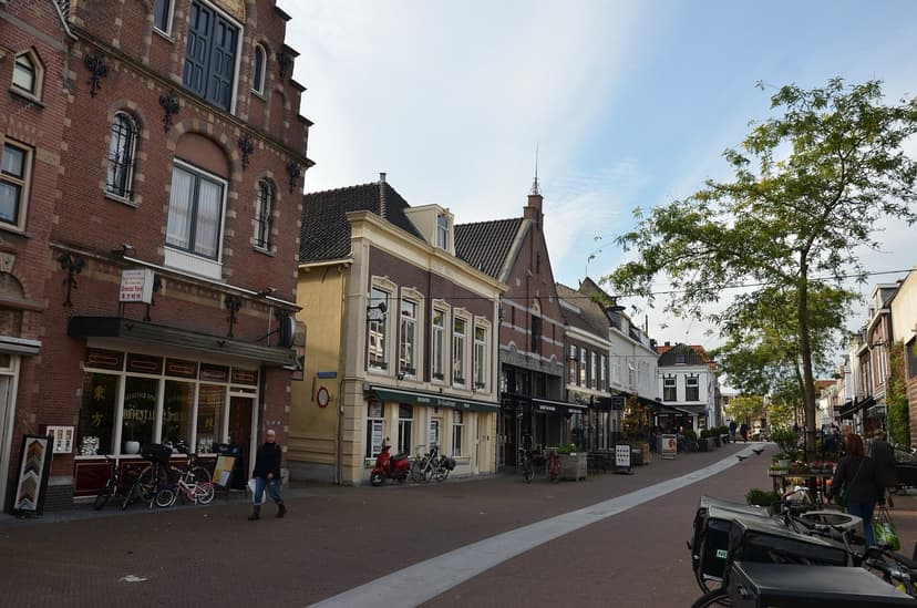 Winkels en oude gevels in de Rijnstraat in de binnenstad van Woerden