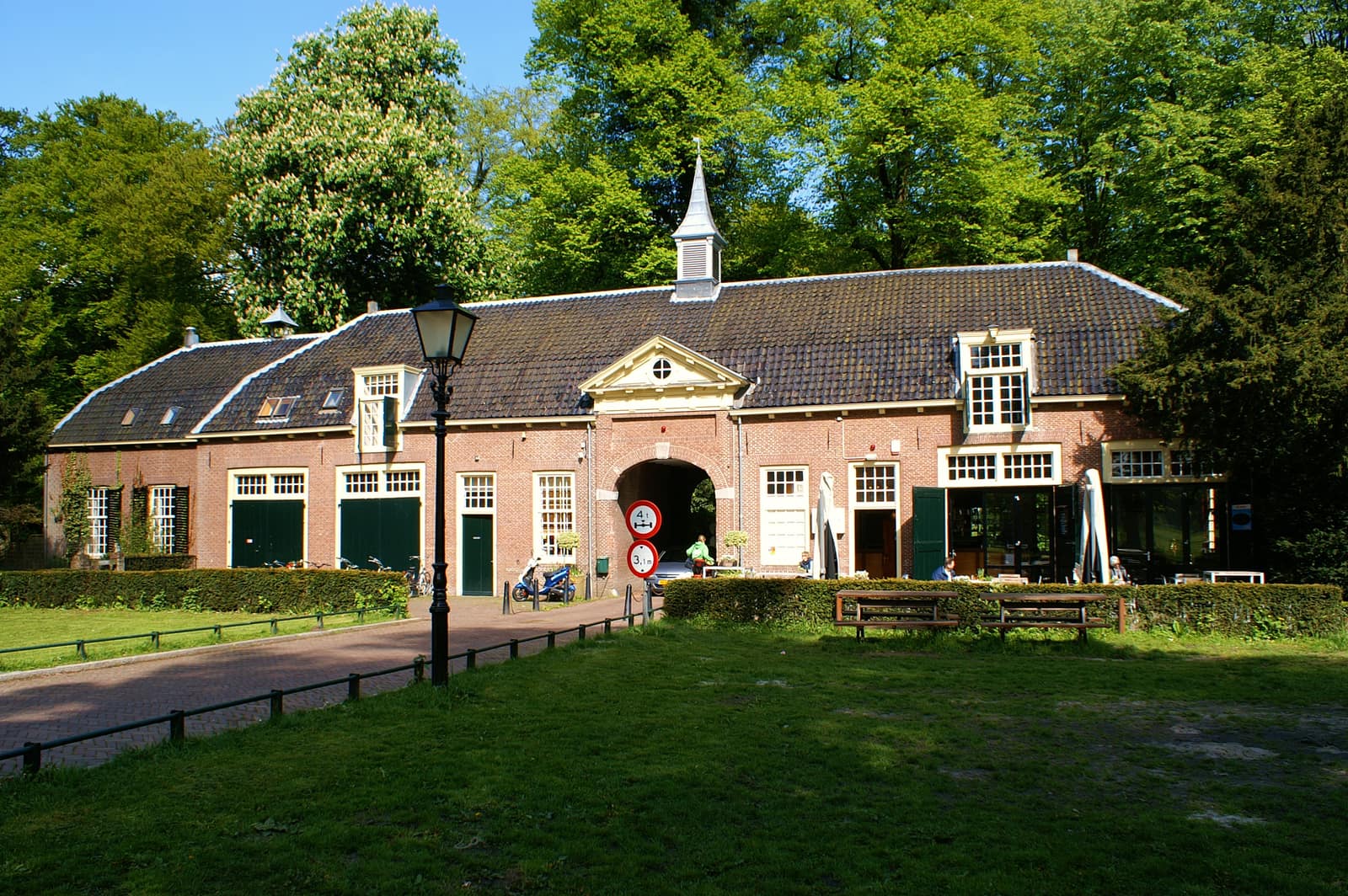 Het koetshuis van Kasteel Rhijnauwen met theehuis bij Bunnik