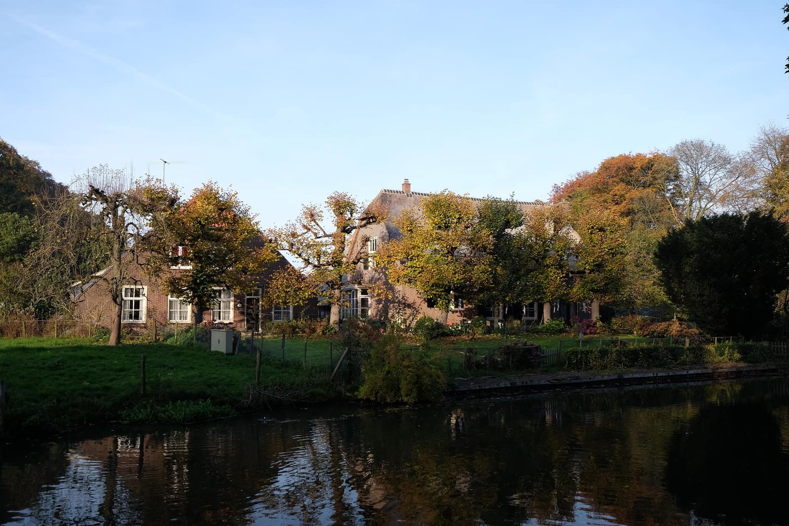 Huizen aan de Kromme Rijn in Bunnik in de herfstzon