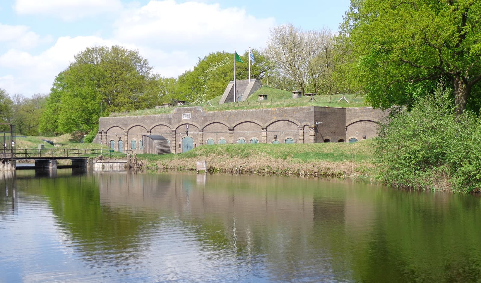 Fort Ruigenhoek met gracht en brug bij Groenekan