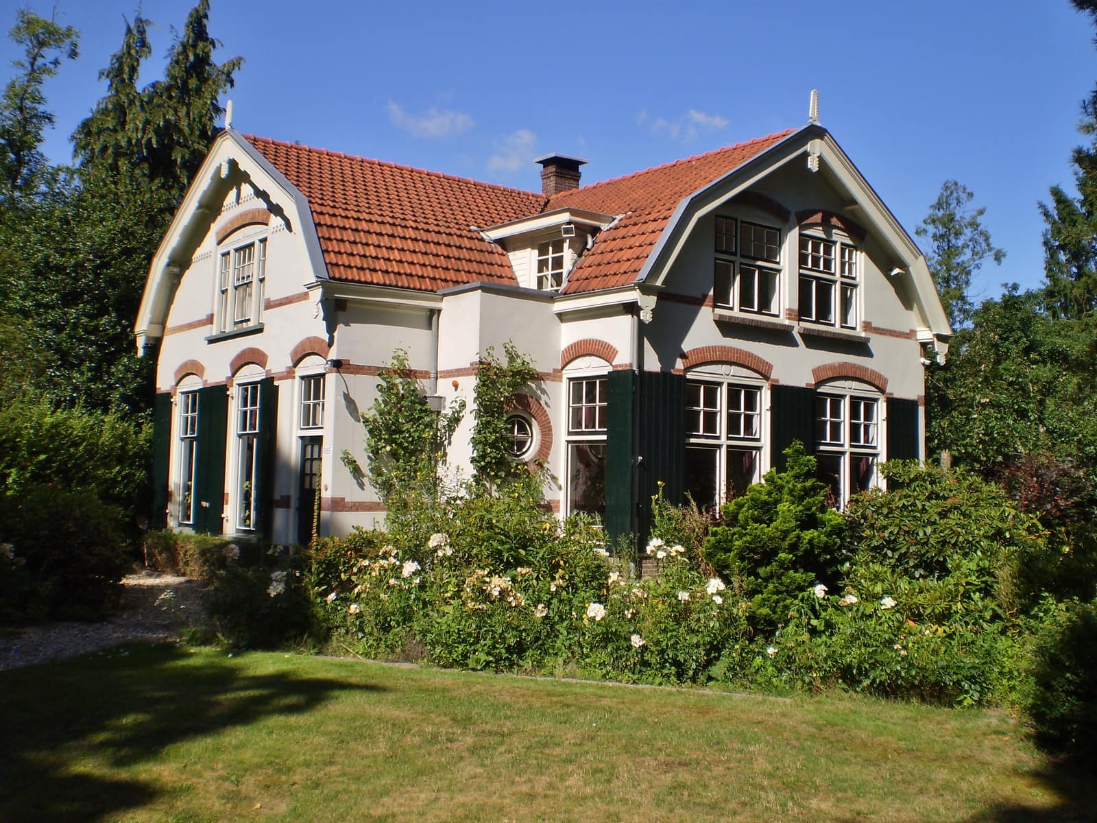 Villa met rode pannen en bloeiende tuin aan de Soestdijkseweg in Bilthoven