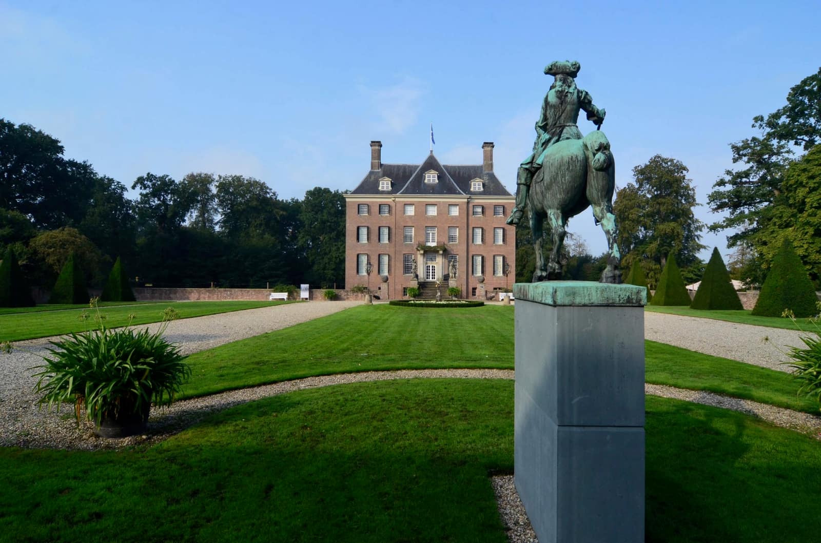 Kasteel Amerongen met ruiterstandbeeld en tuin