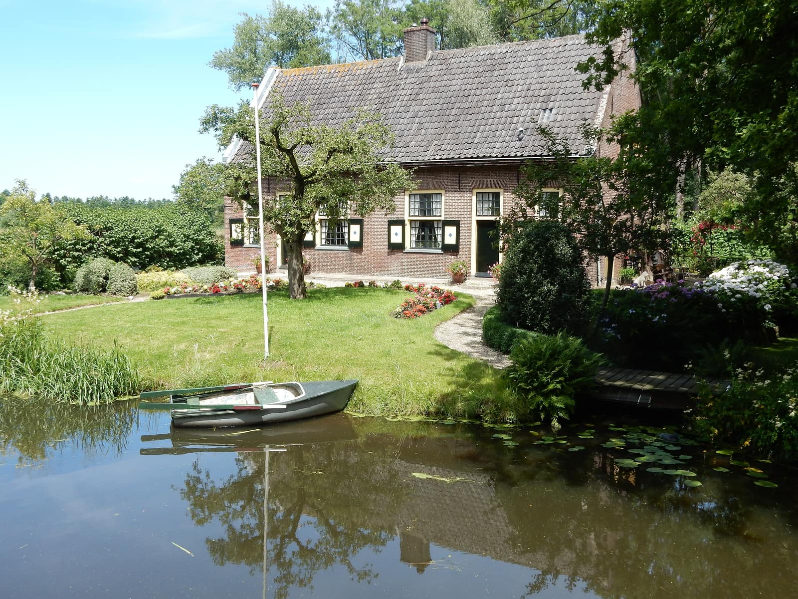 Boerderijwoning aan het water langs de Langbroekerdijk in Driebergen-Rijsenburg